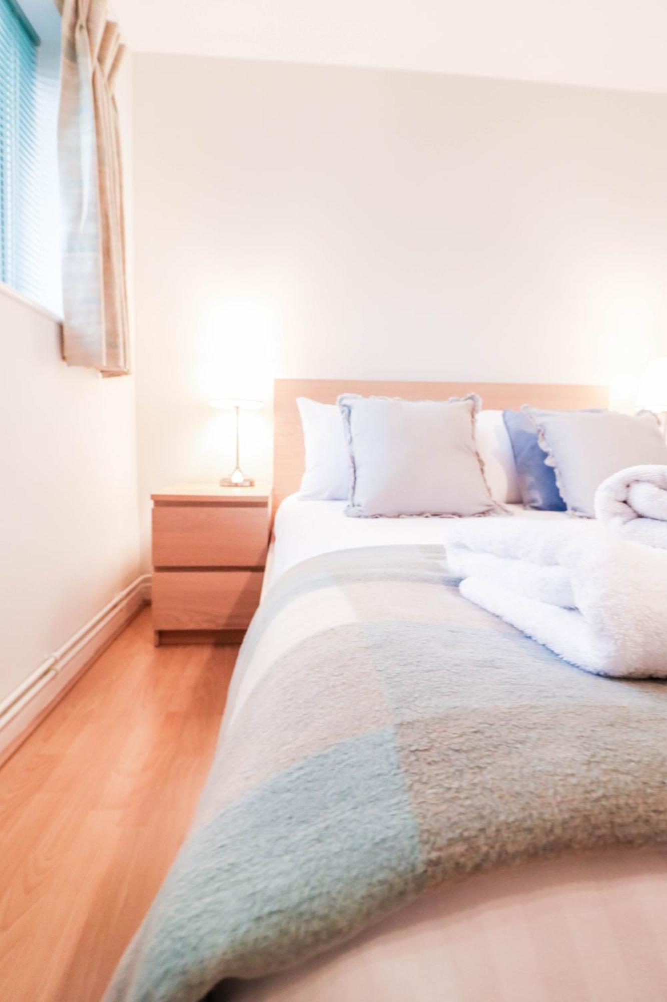 Bright And Spacious Contractor House L Parking! Borehamwood Eksteriør bilde