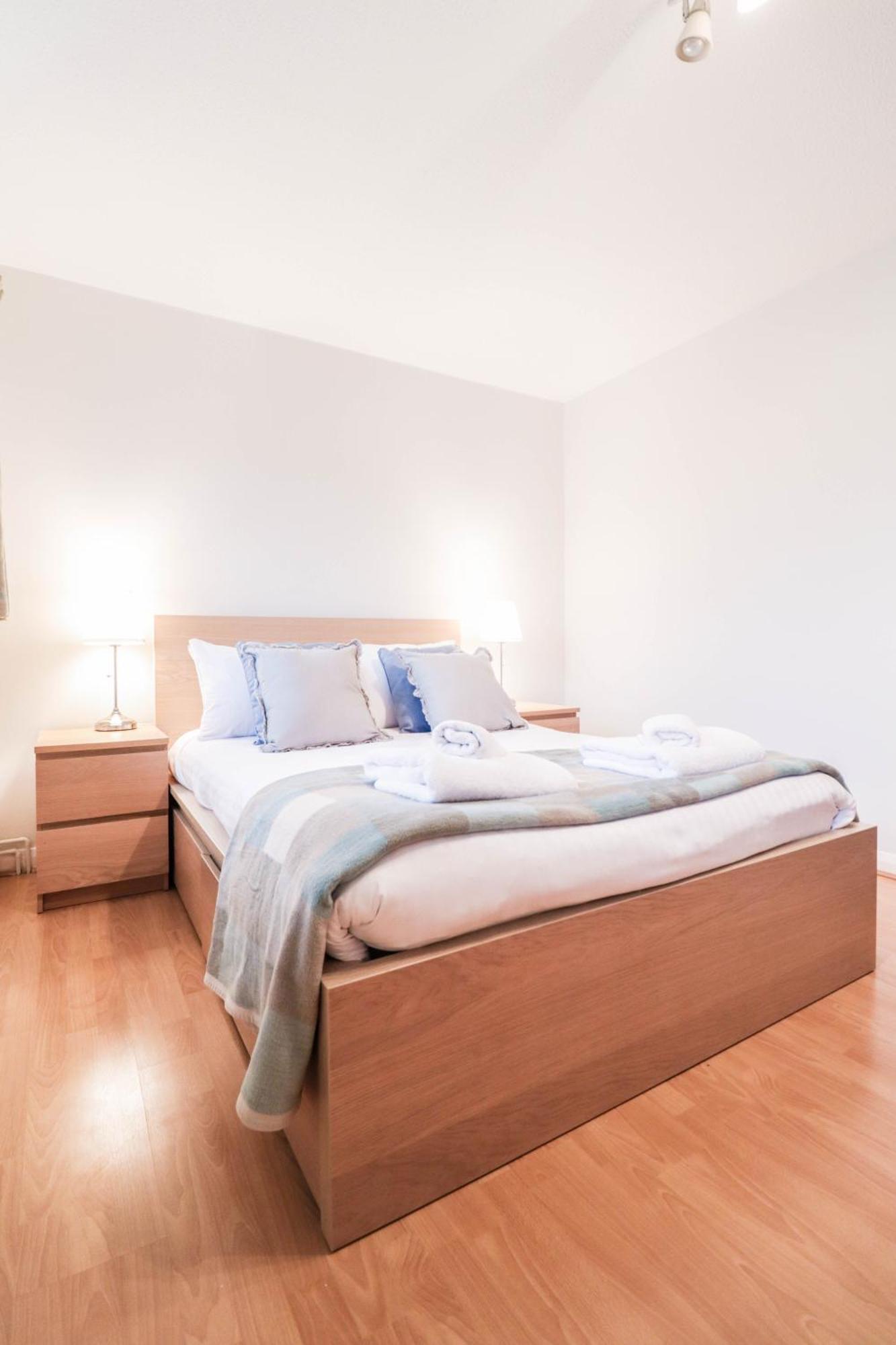 Bright And Spacious Contractor House L Parking! Borehamwood Eksteriør bilde