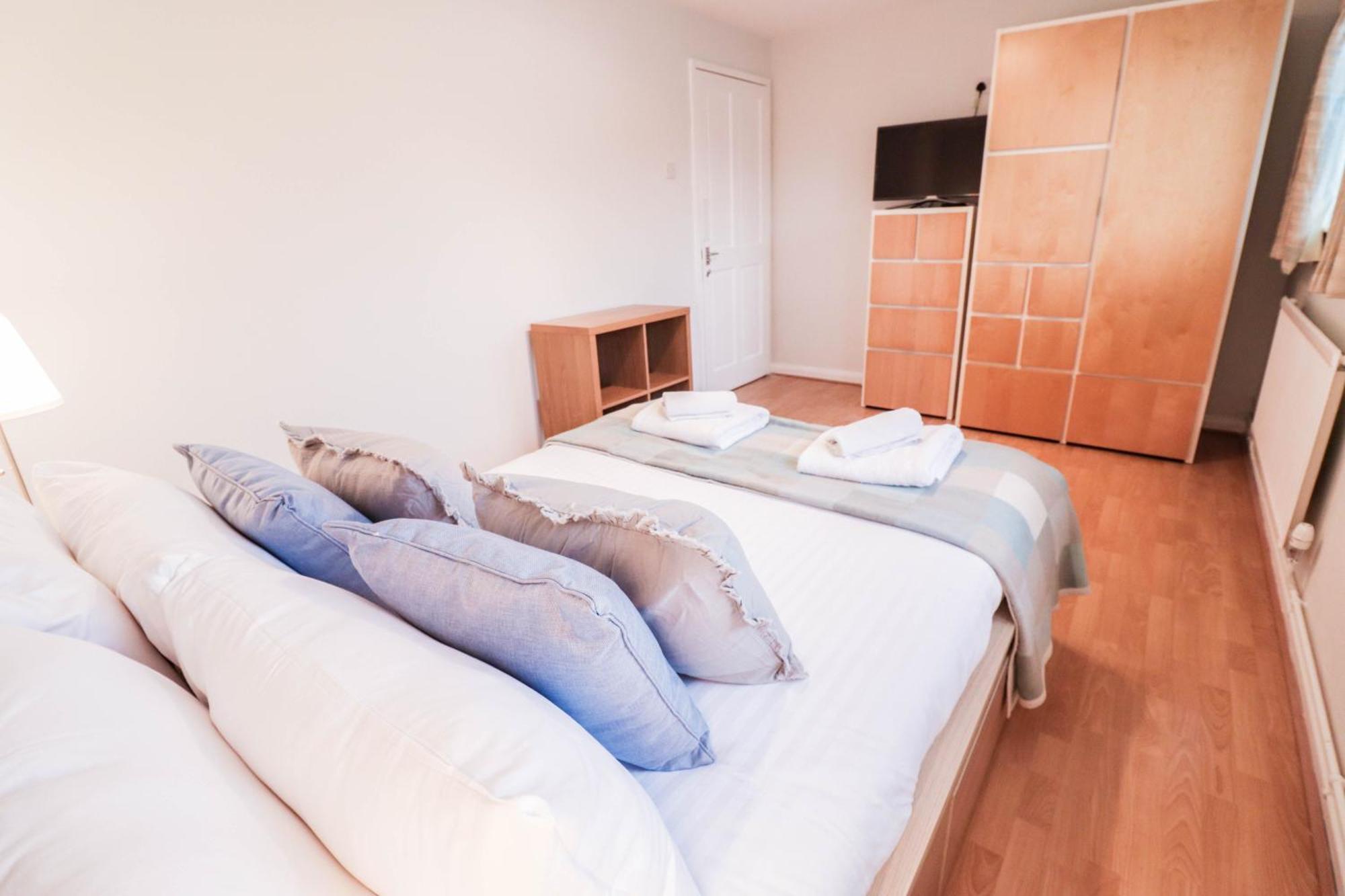 Bright And Spacious Contractor House L Parking! Borehamwood Eksteriør bilde