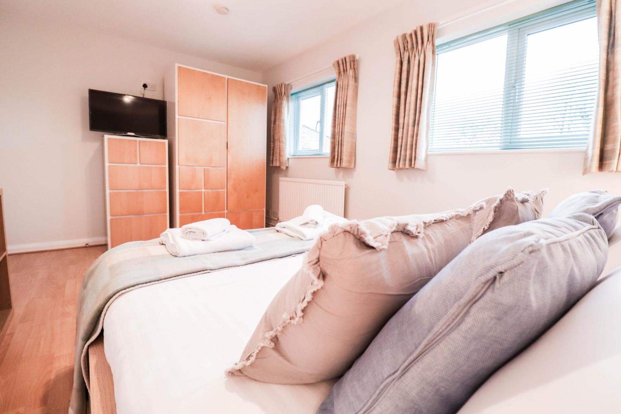 Bright And Spacious Contractor House L Parking! Borehamwood Eksteriør bilde