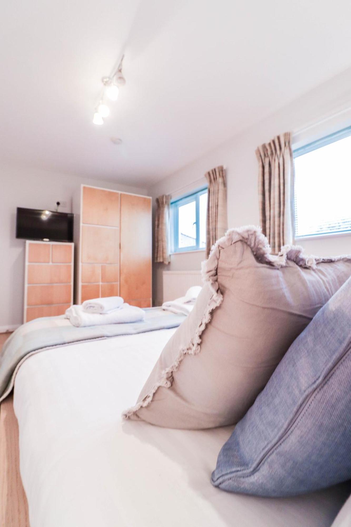 Bright And Spacious Contractor House L Parking! Borehamwood Eksteriør bilde