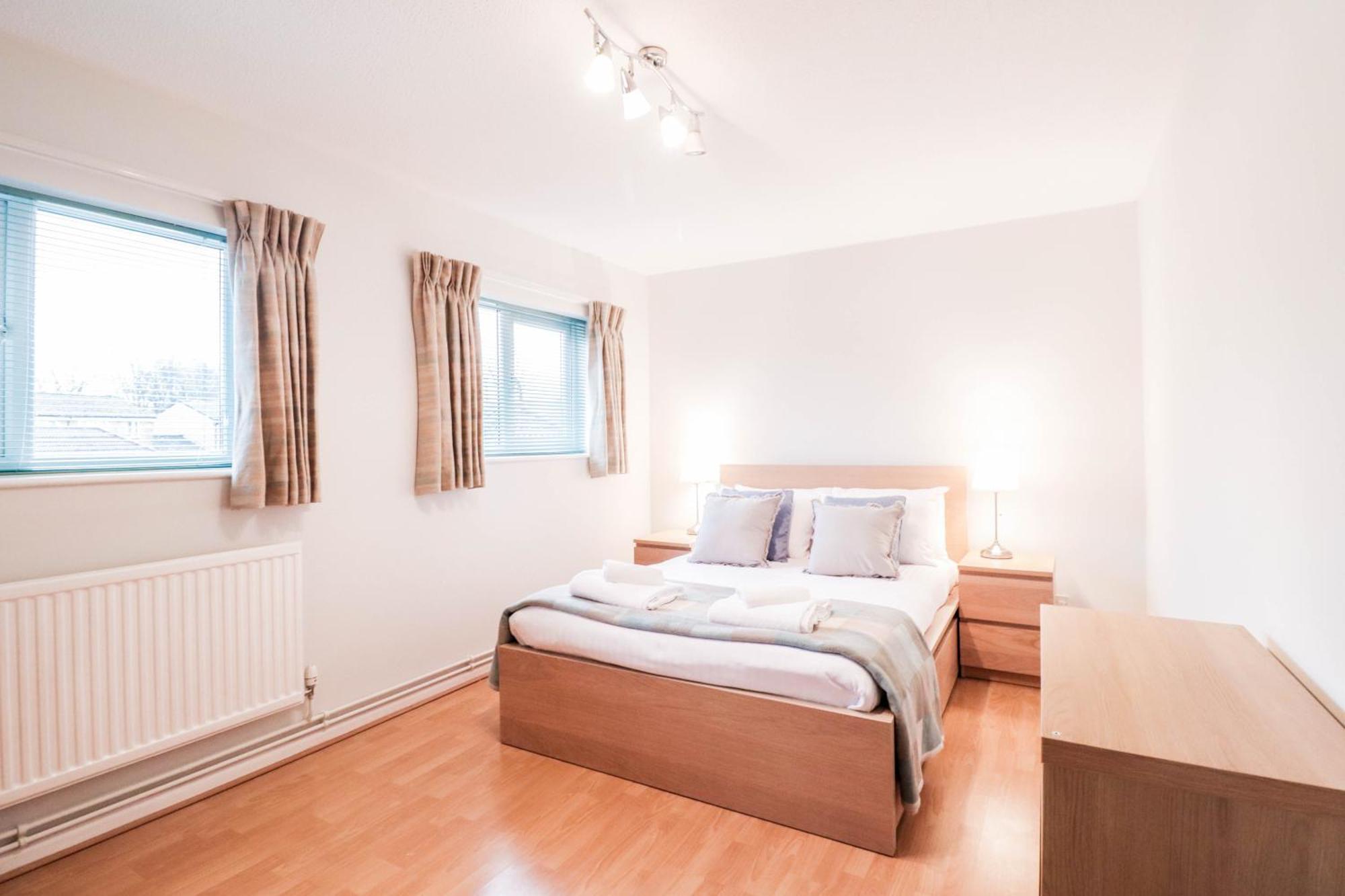 Bright And Spacious Contractor House L Parking! Borehamwood Eksteriør bilde