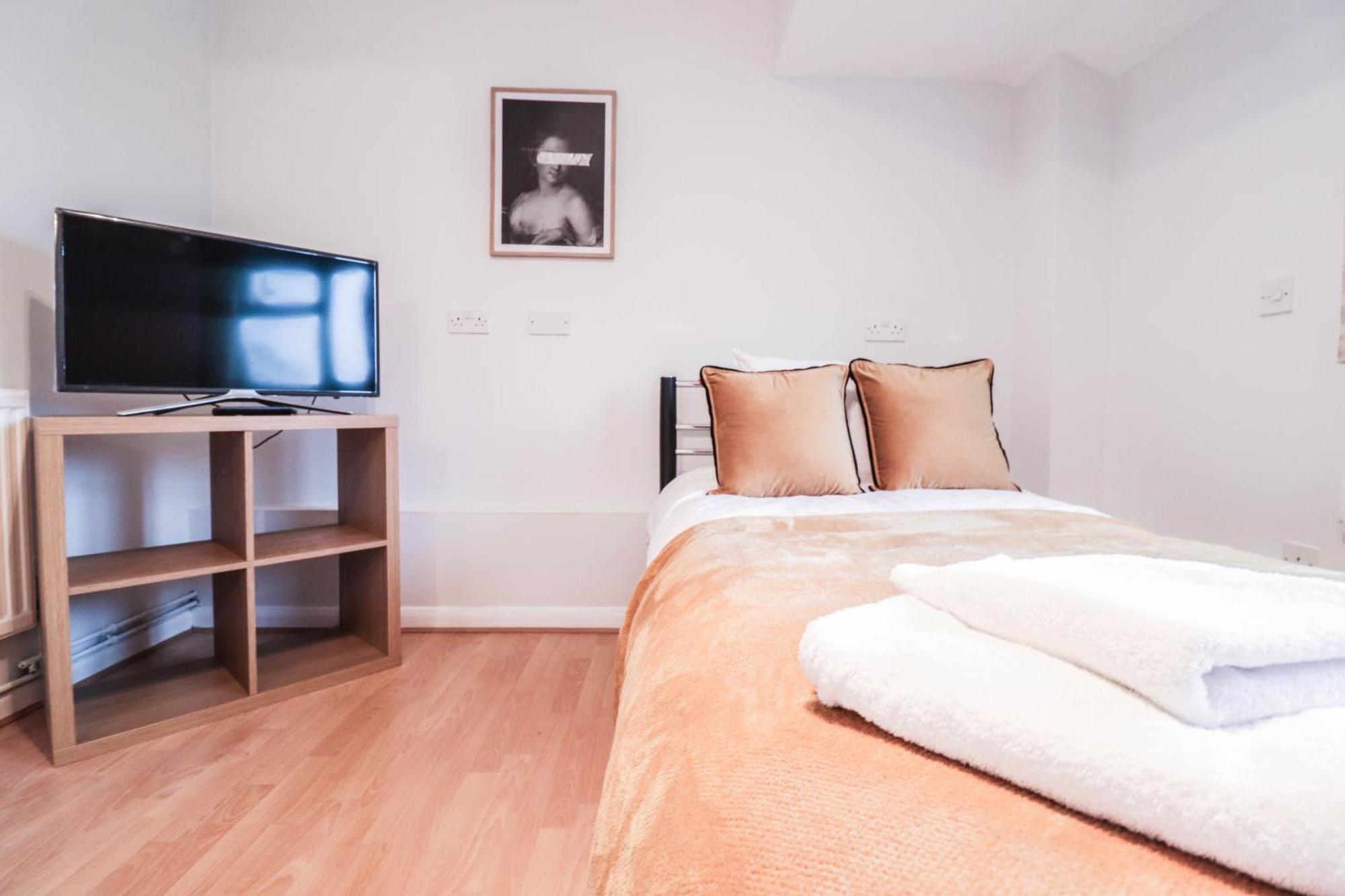 Bright And Spacious Contractor House L Parking! Borehamwood Eksteriør bilde