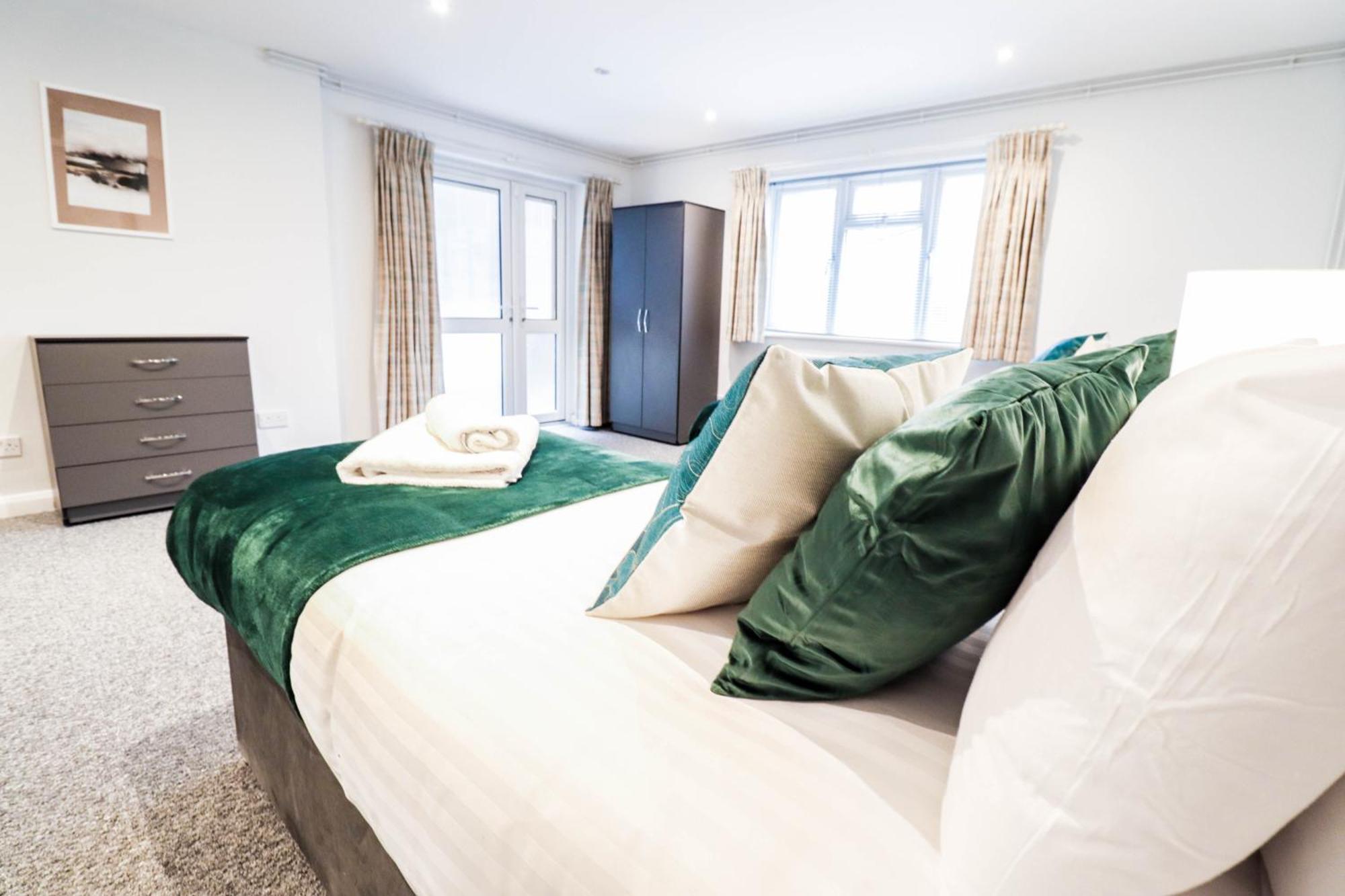 Bright And Spacious Contractor House L Parking! Borehamwood Eksteriør bilde