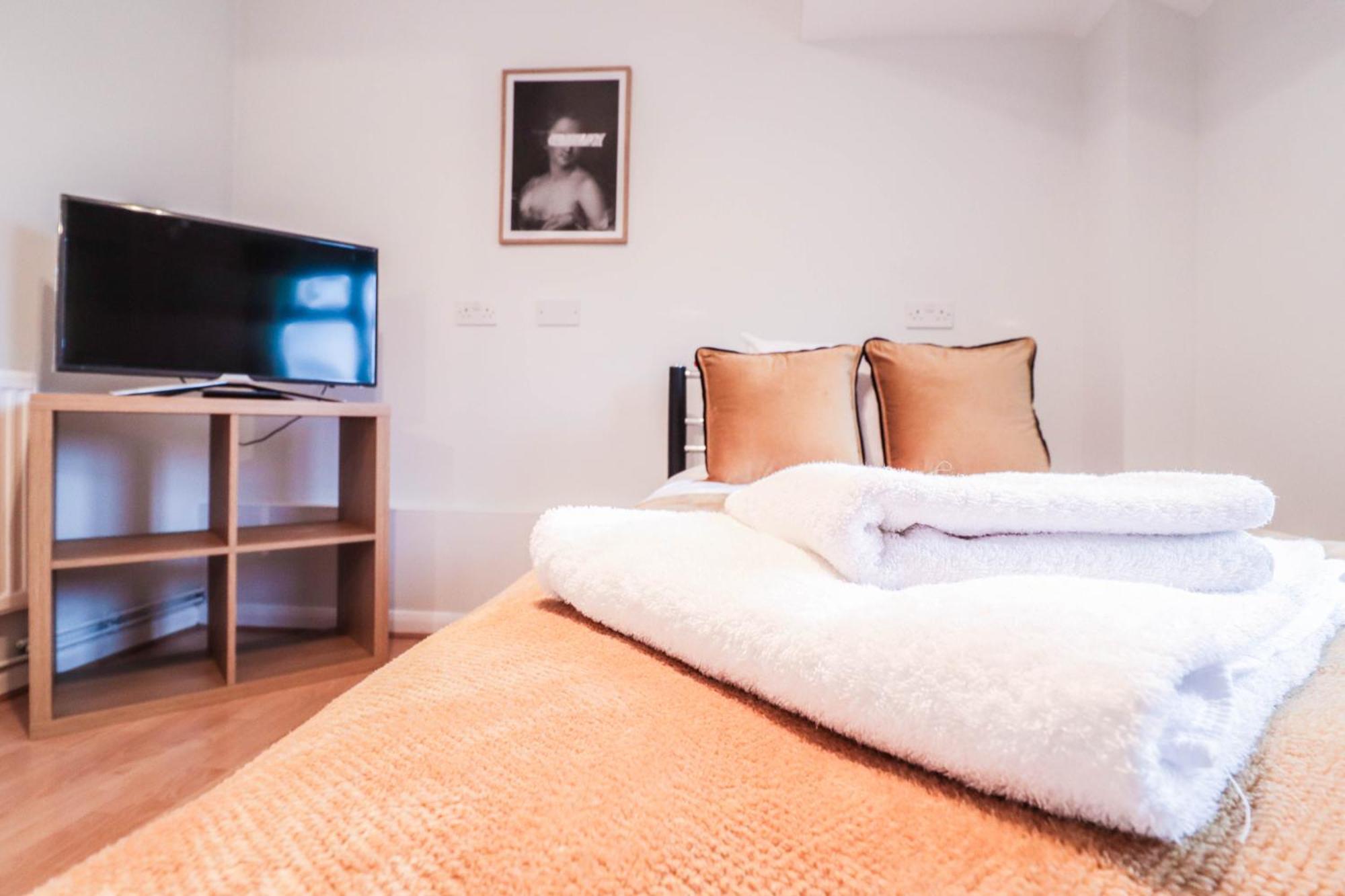 Bright And Spacious Contractor House L Parking! Borehamwood Eksteriør bilde