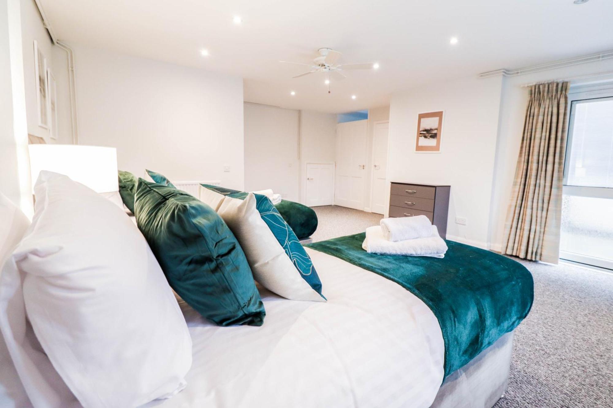 Bright And Spacious Contractor House L Parking! Borehamwood Eksteriør bilde
