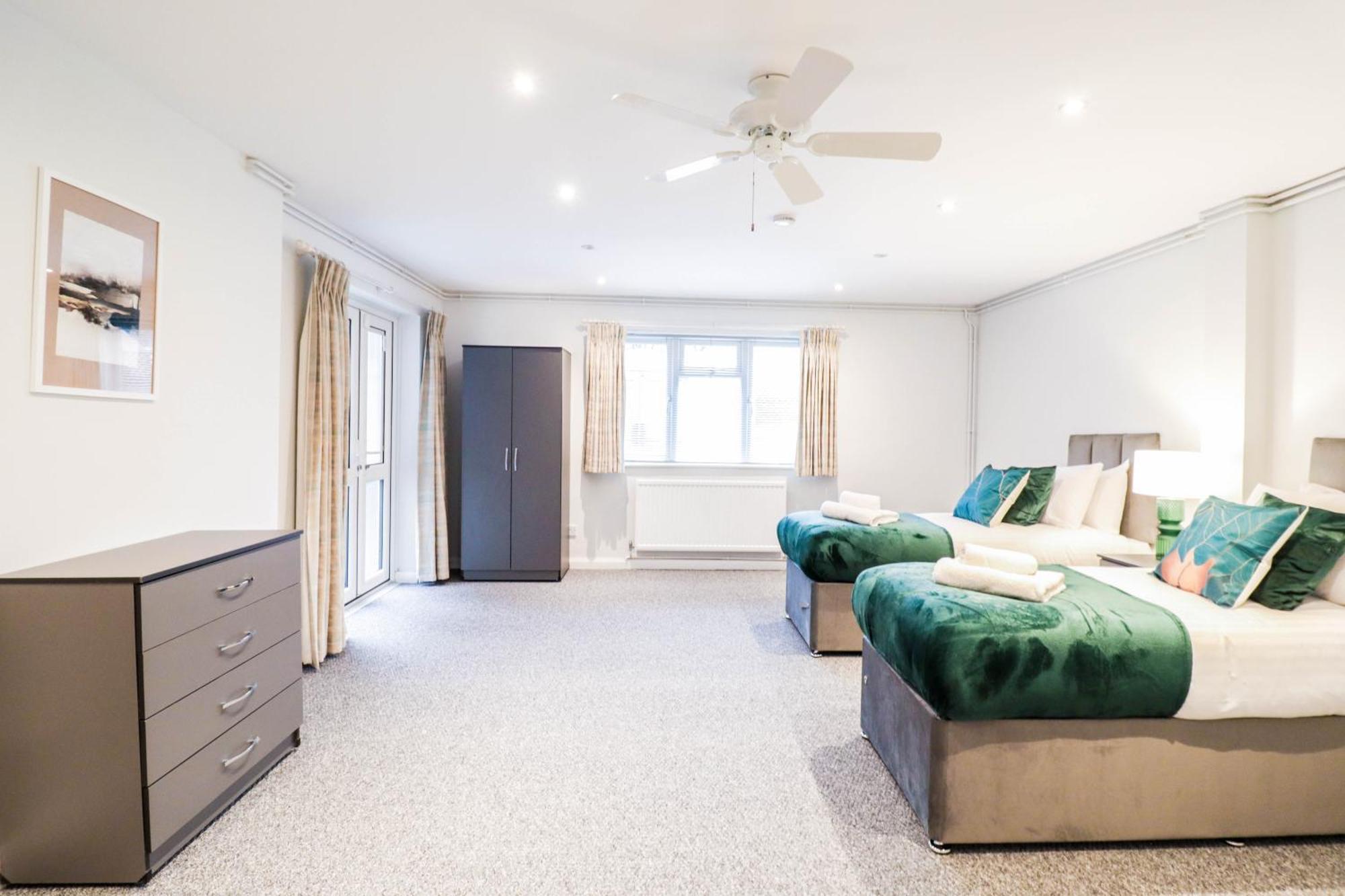 Bright And Spacious Contractor House L Parking! Borehamwood Eksteriør bilde