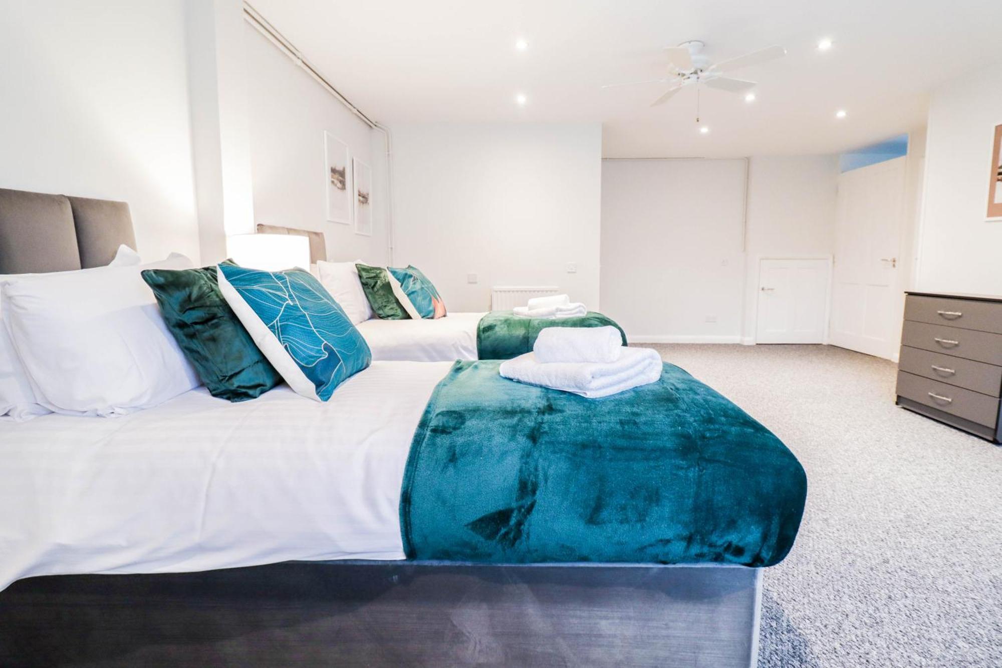 Bright And Spacious Contractor House L Parking! Borehamwood Eksteriør bilde